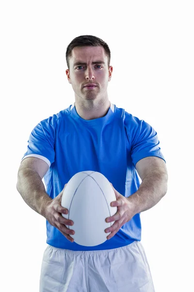 Jogador de rugby entregando uma bola de rugby — Fotografia de Stock