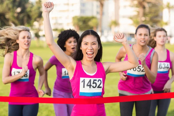 Woman winning breast cancer marathon — Stock Photo, Image