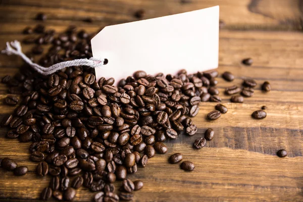 Koffie bonen op een tabel met tag — Stockfoto