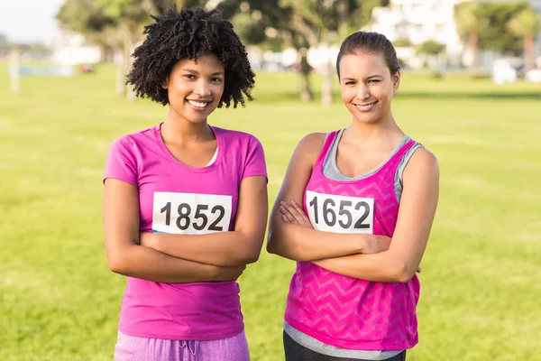 Corridori sostenere maratona cancro al seno — Foto Stock