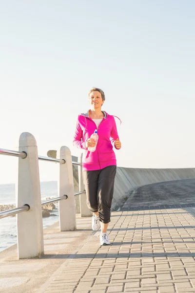 Donna che fa jogging al lungomare — Foto Stock