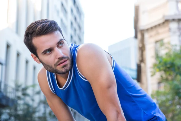 Bello atleta guardando altrove — Foto Stock