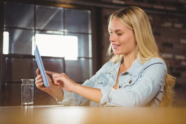 Bionda toccando sul computer tablet — Foto Stock