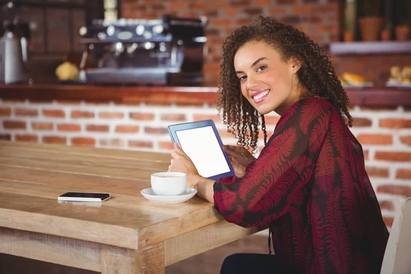 Frau nutzt digitales Tablet — Stockfoto