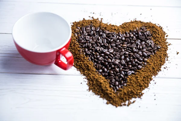Kahve kalp şeklinde bir masada — Stok fotoğraf