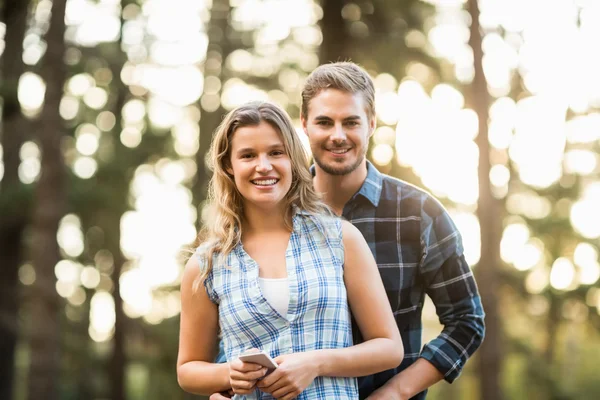 Pareja de pie uno detrás del otro — Foto de Stock