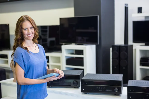 Mujer de compras para la nueva electrónica — Foto de Stock