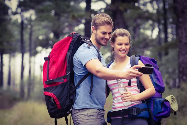 Çift doğada hiking — Stok fotoğraf