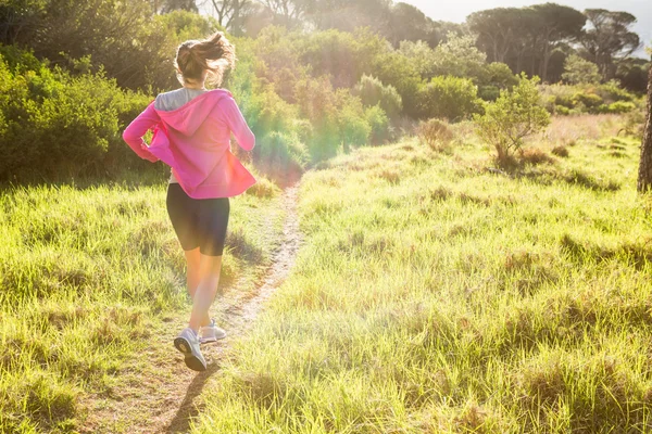 Passar kvinnan jogging — Stockfoto