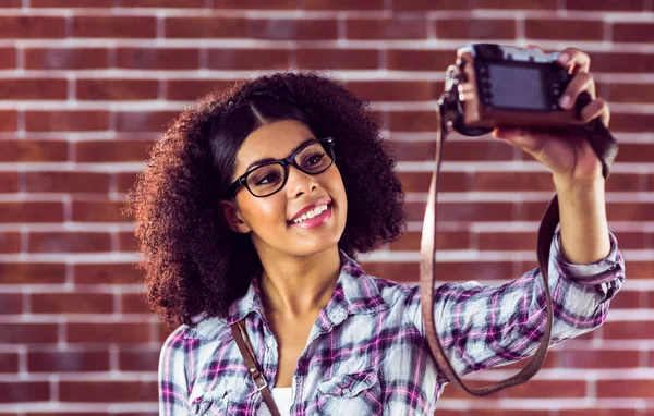 Hipster atraente tomando selfie — Fotografia de Stock