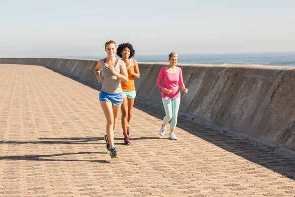 Sportieve vrouwen samen joggen — Stockfoto