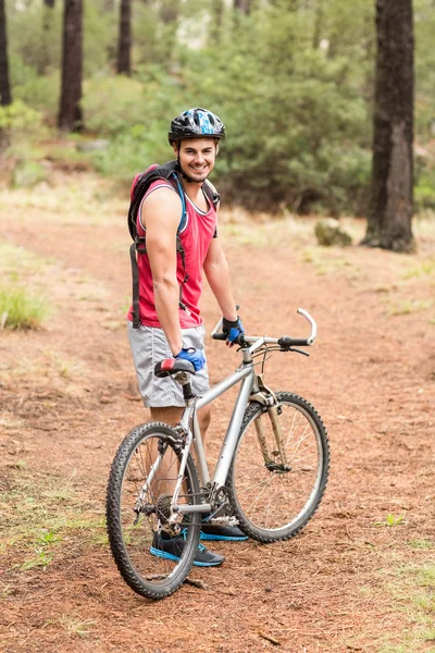 Motero guapo celebración de la bicicleta — Foto de Stock