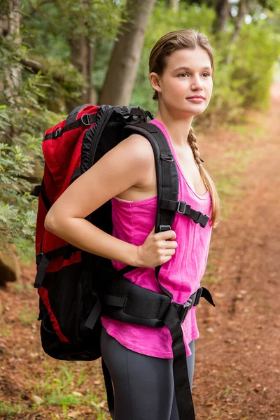 Excursionista rubia con mochila —  Fotos de Stock