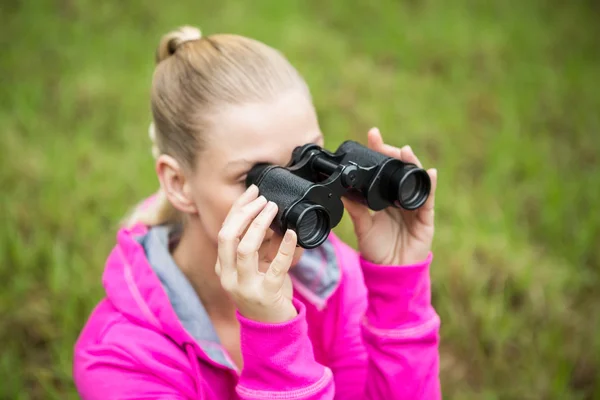 Excursionista mirando a través de los prismáticos —  Fotos de Stock