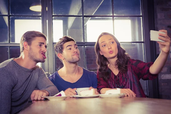 Friends taking selfies — Stock Photo, Image