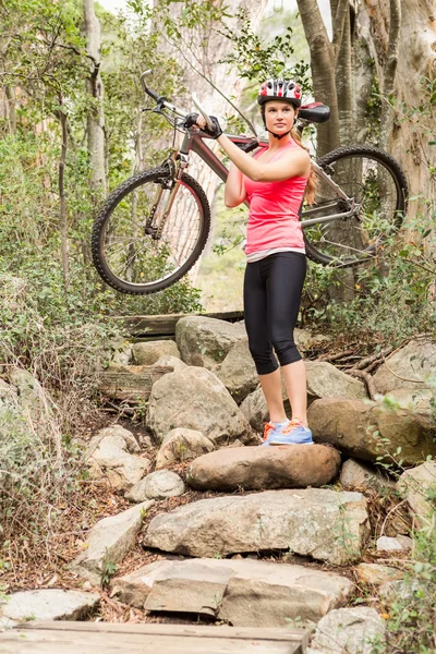 金发美女运动员携带自行车 — 图库照片