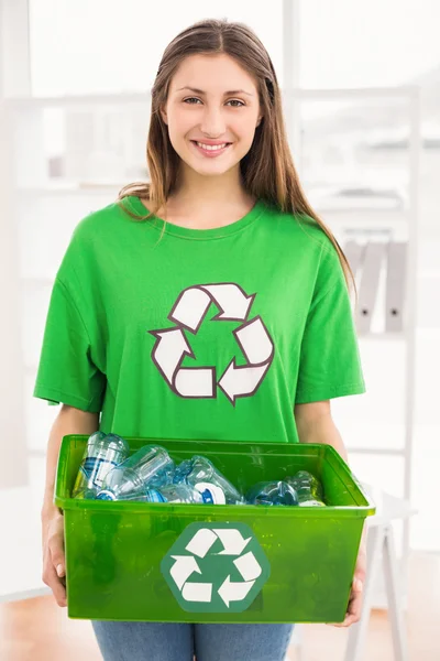 Morena holding caixa de reciclagem — Fotografia de Stock