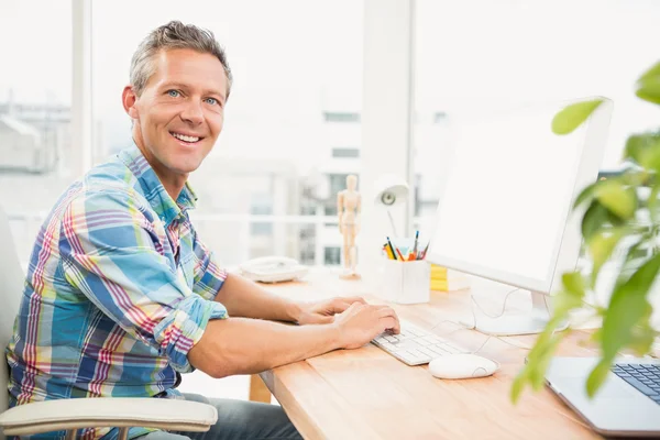 Diseñador casual sonriendo — Foto de Stock