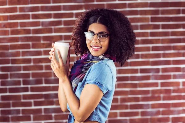 Hipster celebración de la taza para llevar —  Fotos de Stock