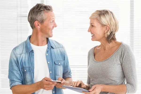 Collega's die werken op de Tablet PC- en telefoon — Stockfoto