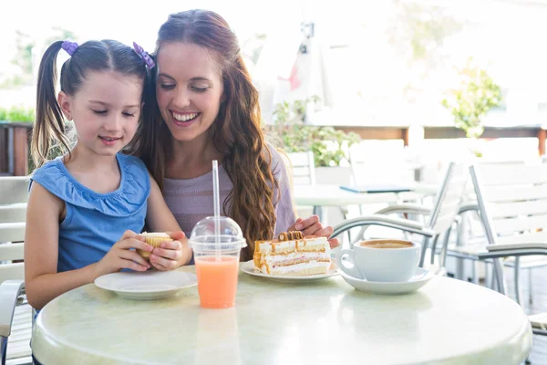 Mother and daughter at cafe terrace — Stock Photo, Image