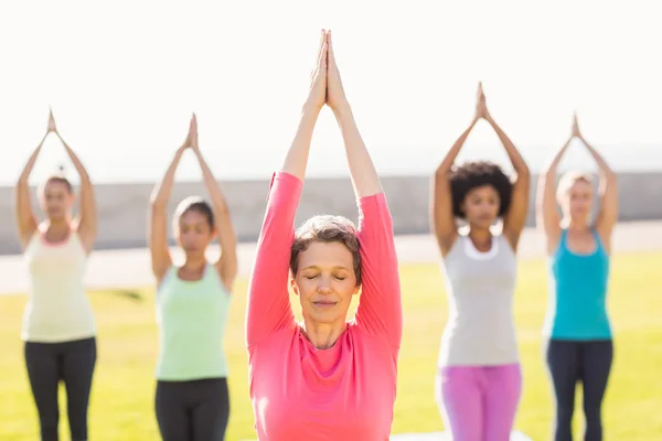 Yoga yoga sınıfında yapıyor kadın — Stok fotoğraf