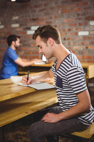 Man het maken van notities in zijn notitieblok — Stockfoto