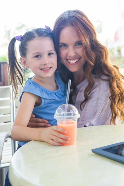 Madre e hija usando tableta — Foto de Stock