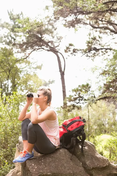 Blondynka wycieczkowicz siedzi na skale — Zdjęcie stockowe