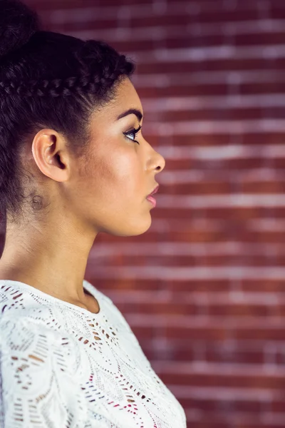 Donna seria che guarda lontano — Foto Stock