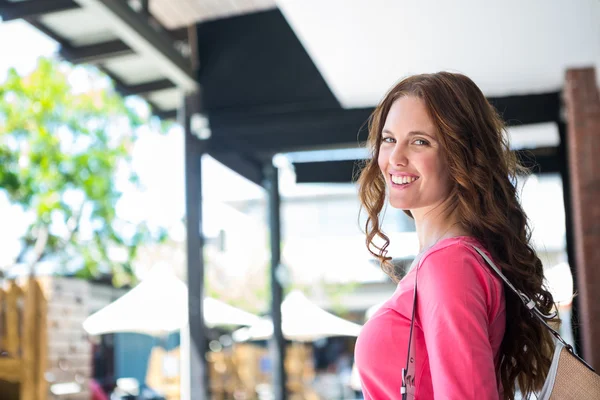 Ładna kobieta uśmiechając się w centrum handlowym — Zdjęcie stockowe