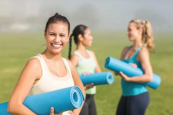 Sportowy brunetka przed przyjaciółmi — Zdjęcie stockowe