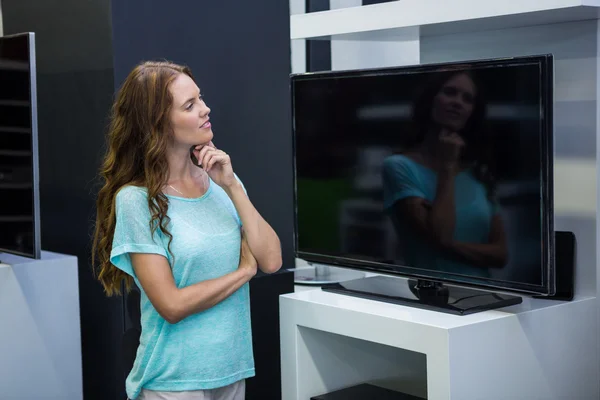 Vrouw winkelen voor nieuwe televisie — Stockfoto