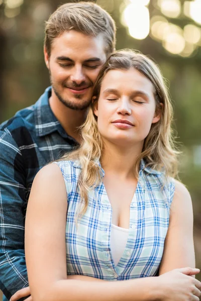 Paar umarmt sich mit geschlossenen Augen — Stockfoto