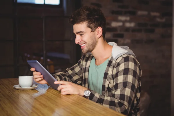 Hipster sentado e usando o computador tablet — Fotografia de Stock