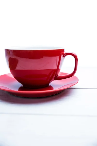 Rote Tasse auf einem Tisch — Stockfoto