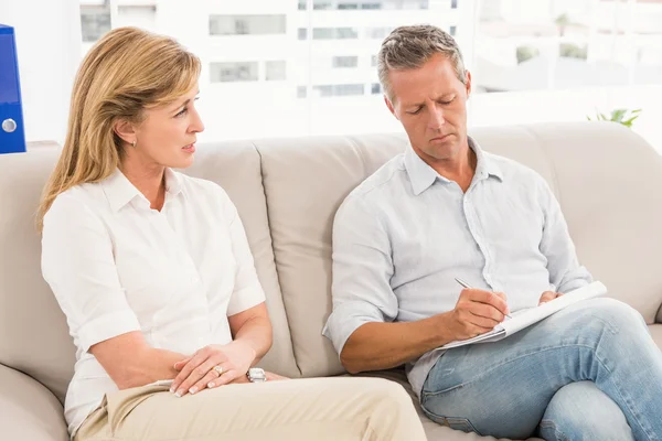 Therapeut praten met vrouwelijke patiënt — Stockfoto