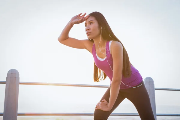 Sweating fit woman resting — Stock Photo, Image