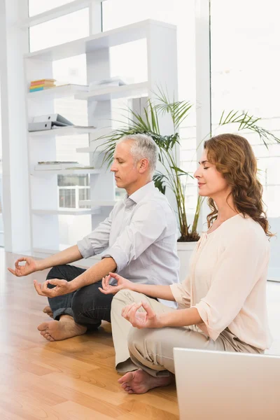 Colegas de negócios casuais meditando — Fotografia de Stock