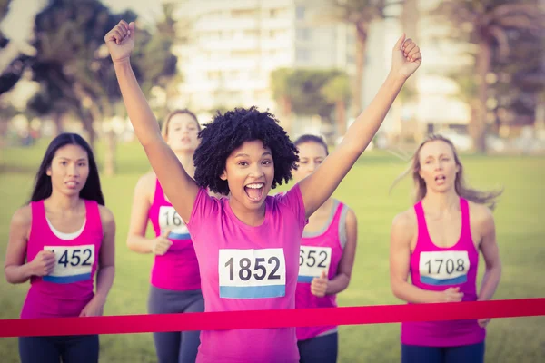 Mujer ganando maratón de cáncer de mama — Foto de Stock