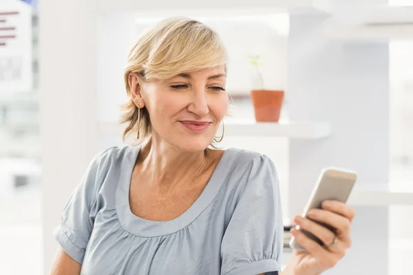 Uśmiechnięta kobieta wysyłanie tekstu — Zdjęcie stockowe