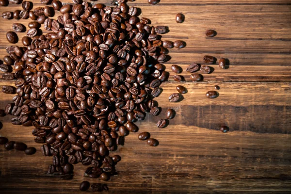 Koffiebonen op een tafel — Stockfoto