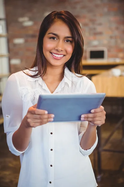 Empresária segurando um tablet — Fotografia de Stock