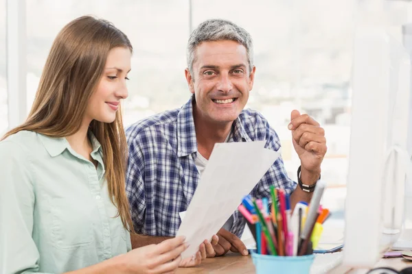 Casual affärsmän som arbetar — Stockfoto