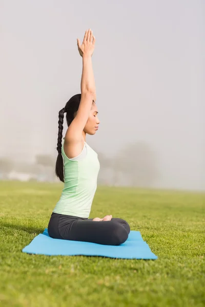 Frau in Lotus-Pose lizenzfreie Stockbilder