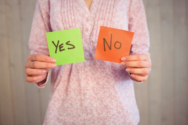 Woman holding yes and no cards — Stock Photo, Image