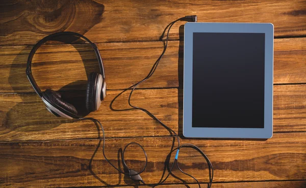 Mesa com fones de ouvido e tablet — Fotografia de Stock