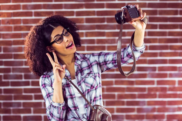 Attractive hipster taking selfie — Stock Photo, Image