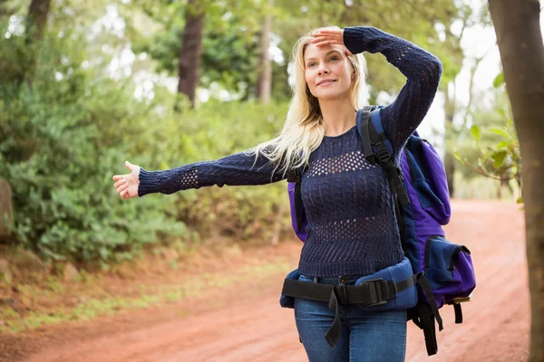 Pretty hitchhiker sticking thumb out — Stock Photo, Image