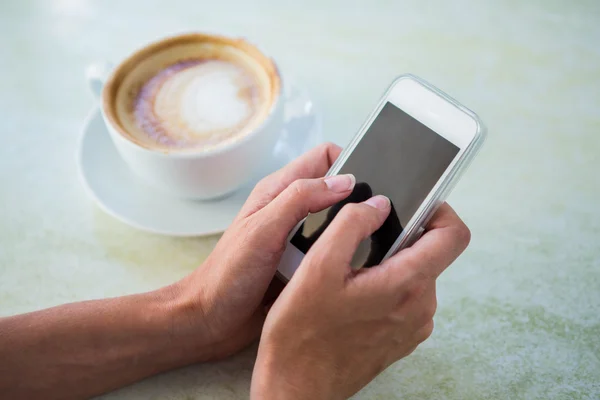 Frau benutzt ihr Handy — Stockfoto